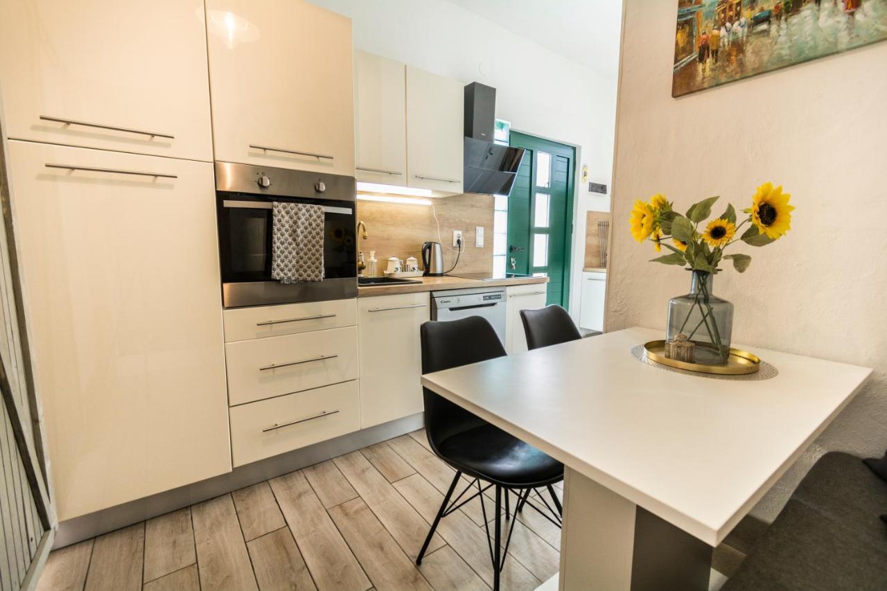 Apartments Mali Dvor Novigrad Novigrad  Exterior photo